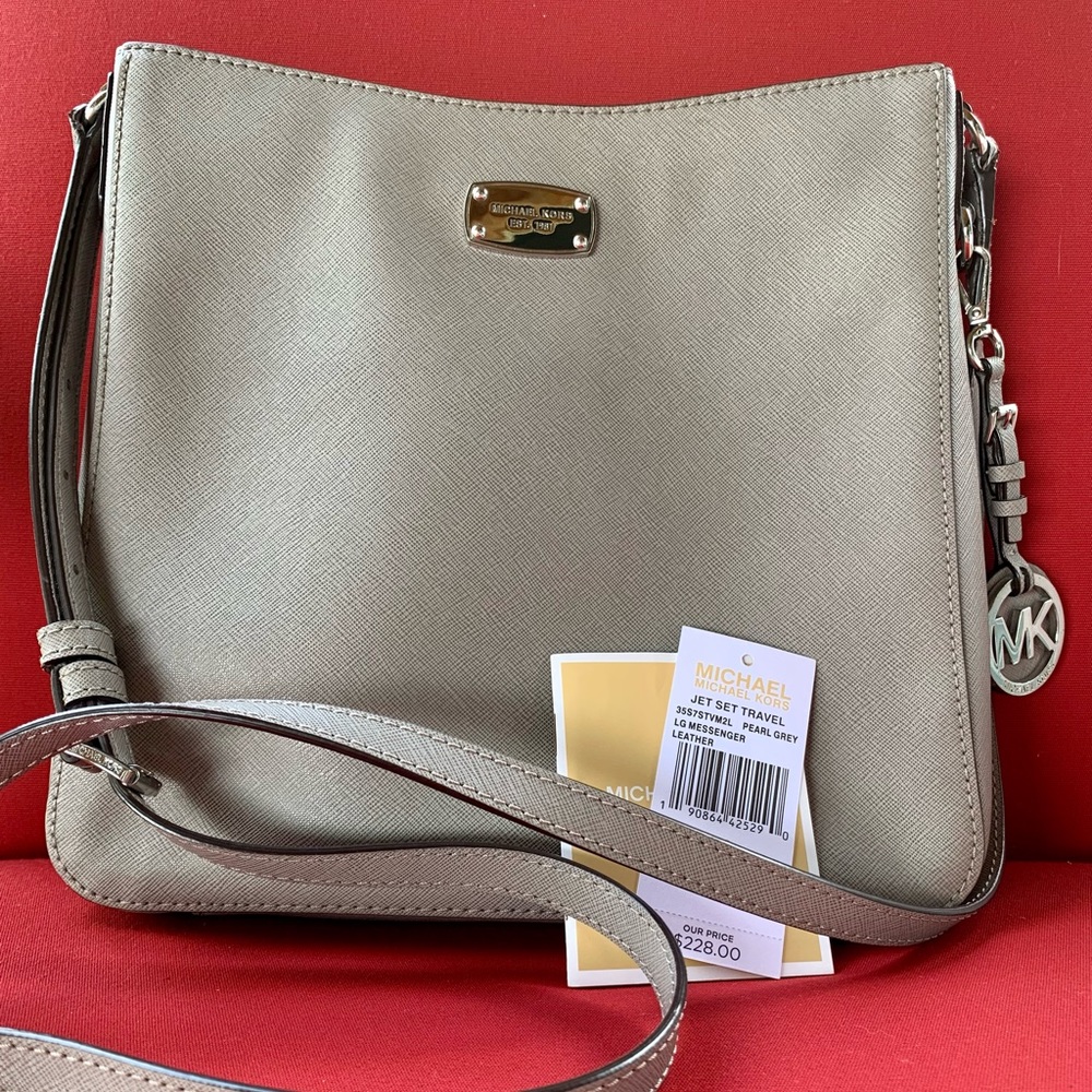 Michael Kors Jet Set Travel Large Leather Messenger in Pearl Grey